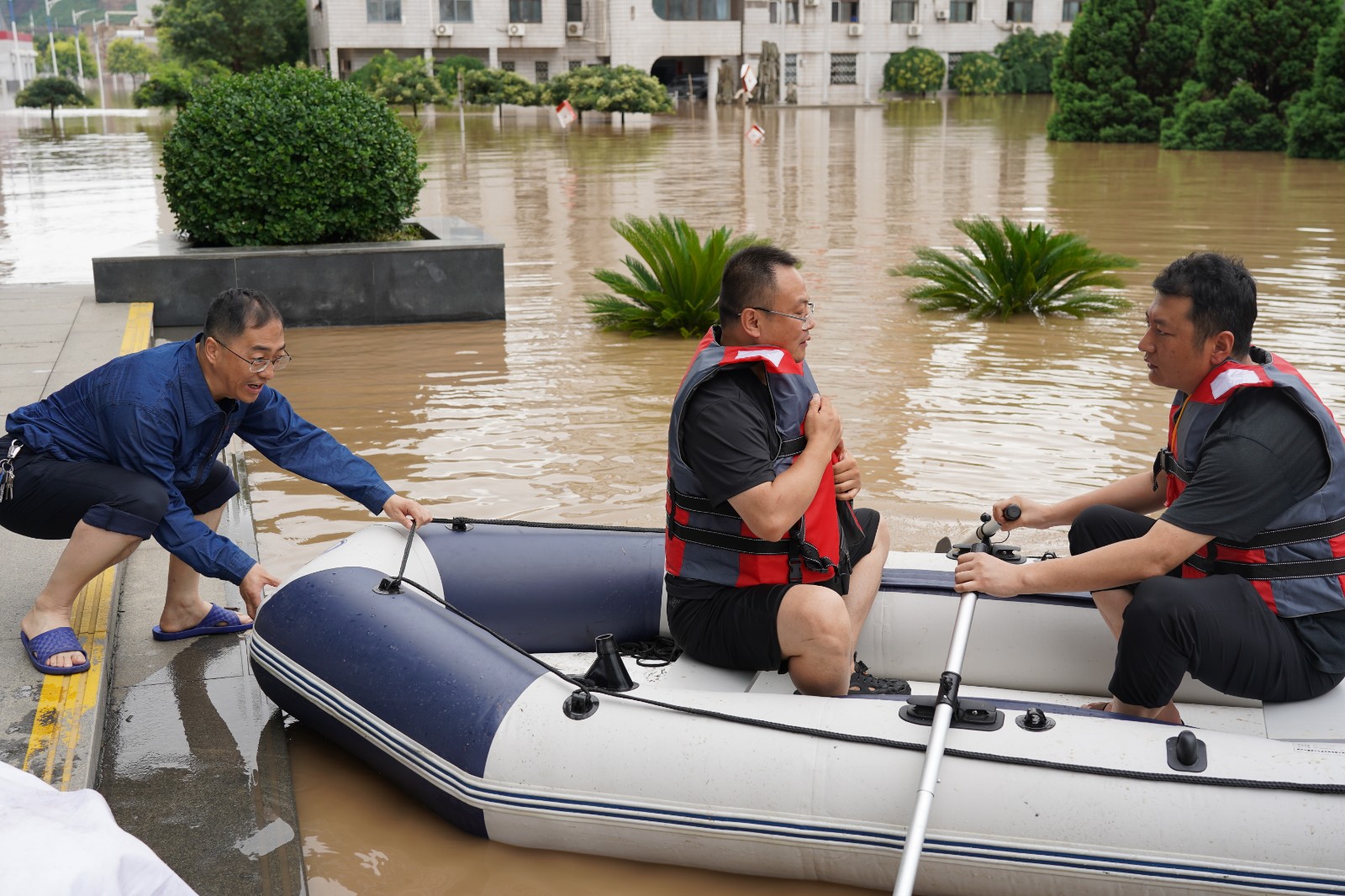 图为青年突击队前往执行抢险任务