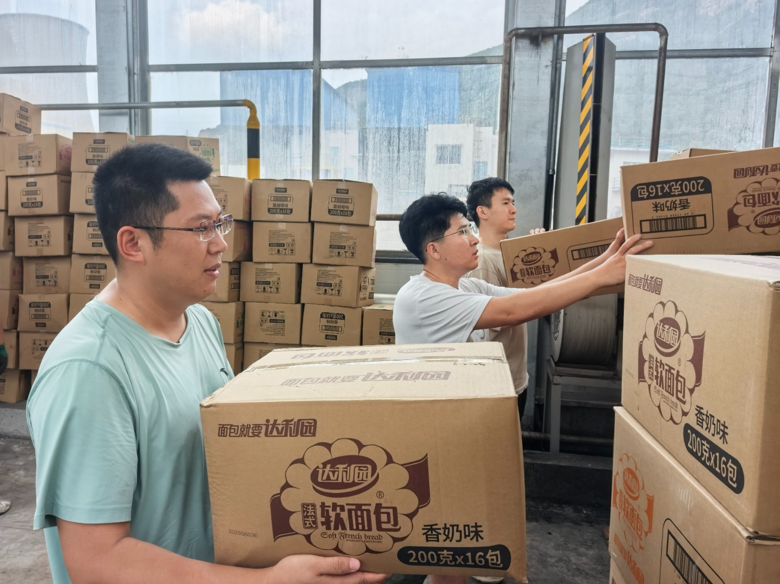 图为青年突击队员接卸兄弟单位支援物资  摄:丛野