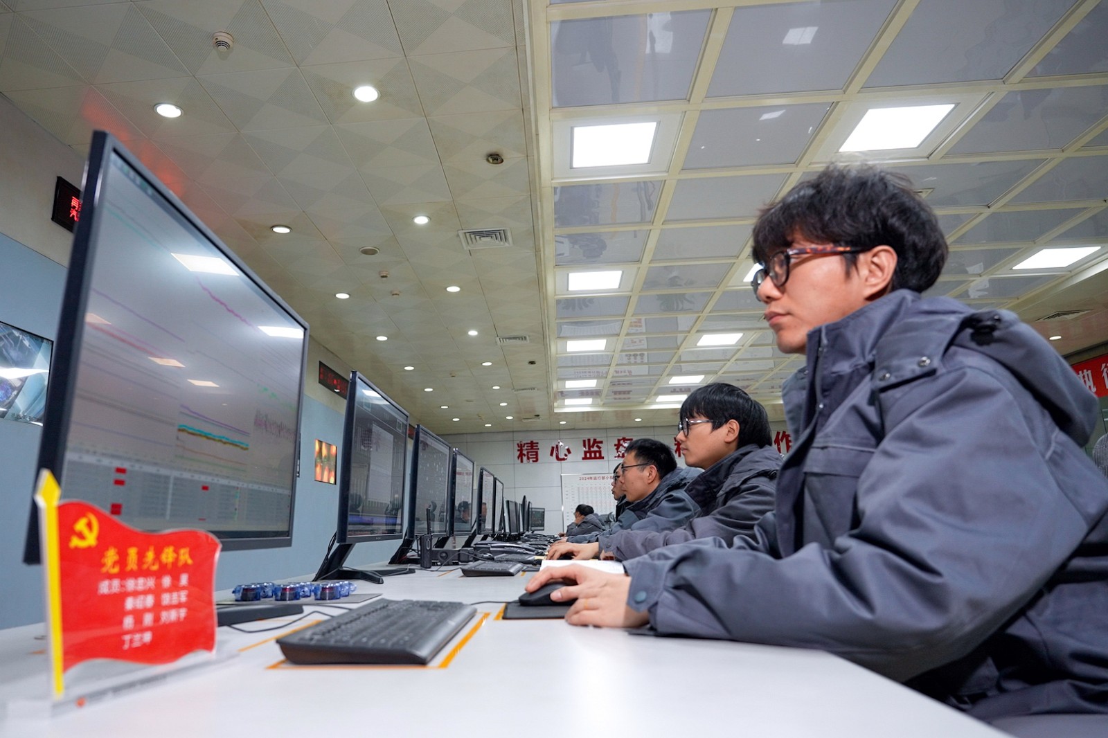 图为机组C级检修后党员先锋队奋战在调试第一线