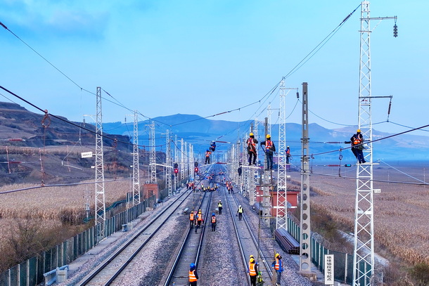 图为神朔线南坡底站3亿吨改造现场