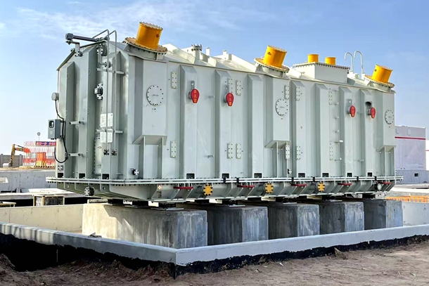 图为大河乡330千伏升压站首台主变压器顺利落位