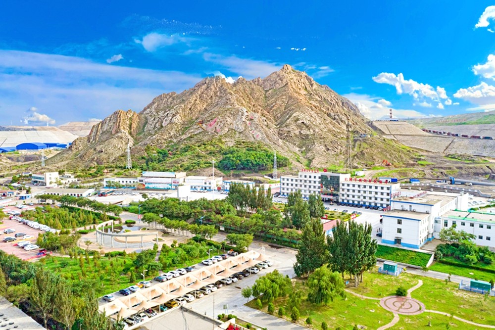 图为五虎山矿业公司绿色矿山现场图