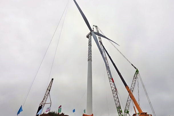 岷县二期首台风机吊装完成