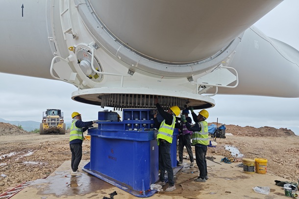 图为工作人员分离叶轮和底座,准备试吊