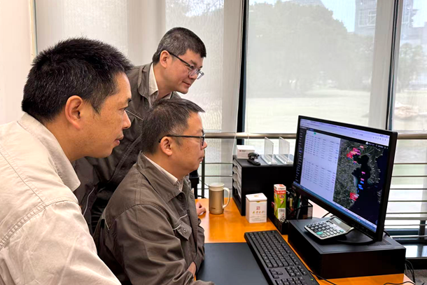 图为计划营销人员协商煤船调运事宜