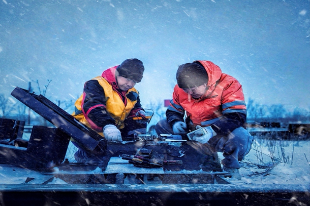 5.图为张智辉和刘雁军正在检修电动转辙机