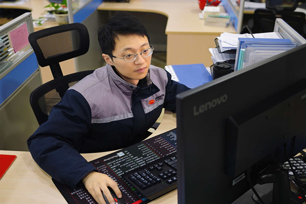 170图为张涵轲在梳理采购流程